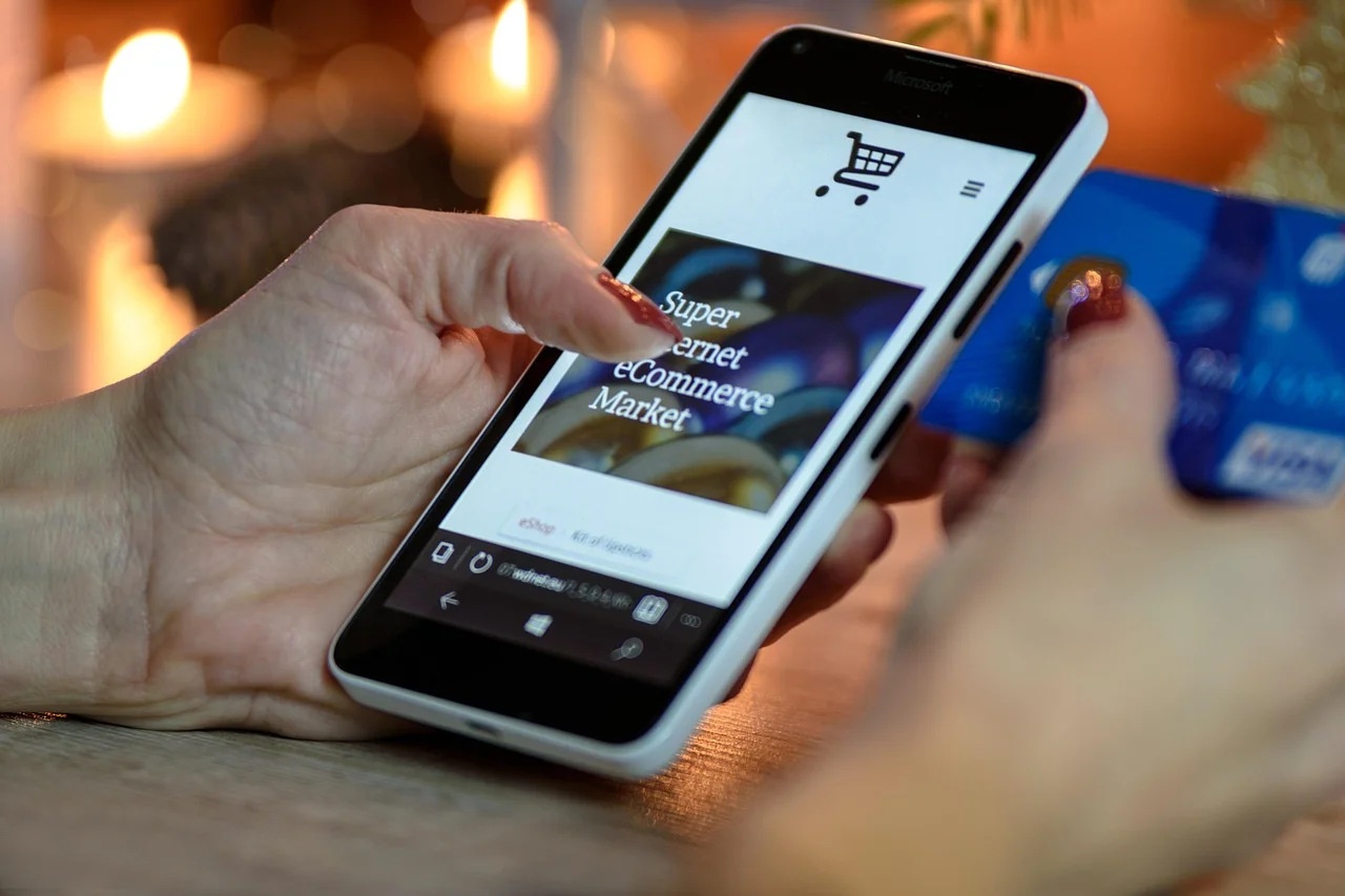 Nowoczesne opakowania e-commerce i torby z dodatkami zabezpieczającymi
